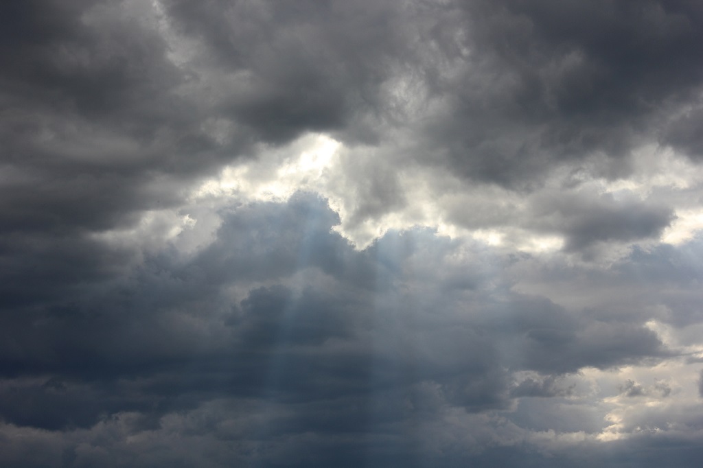 Kuva auringonvalosta pilvien läpi