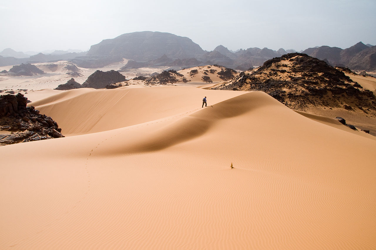 کوه های Tadrart-Akakus در صحرا، لیبی