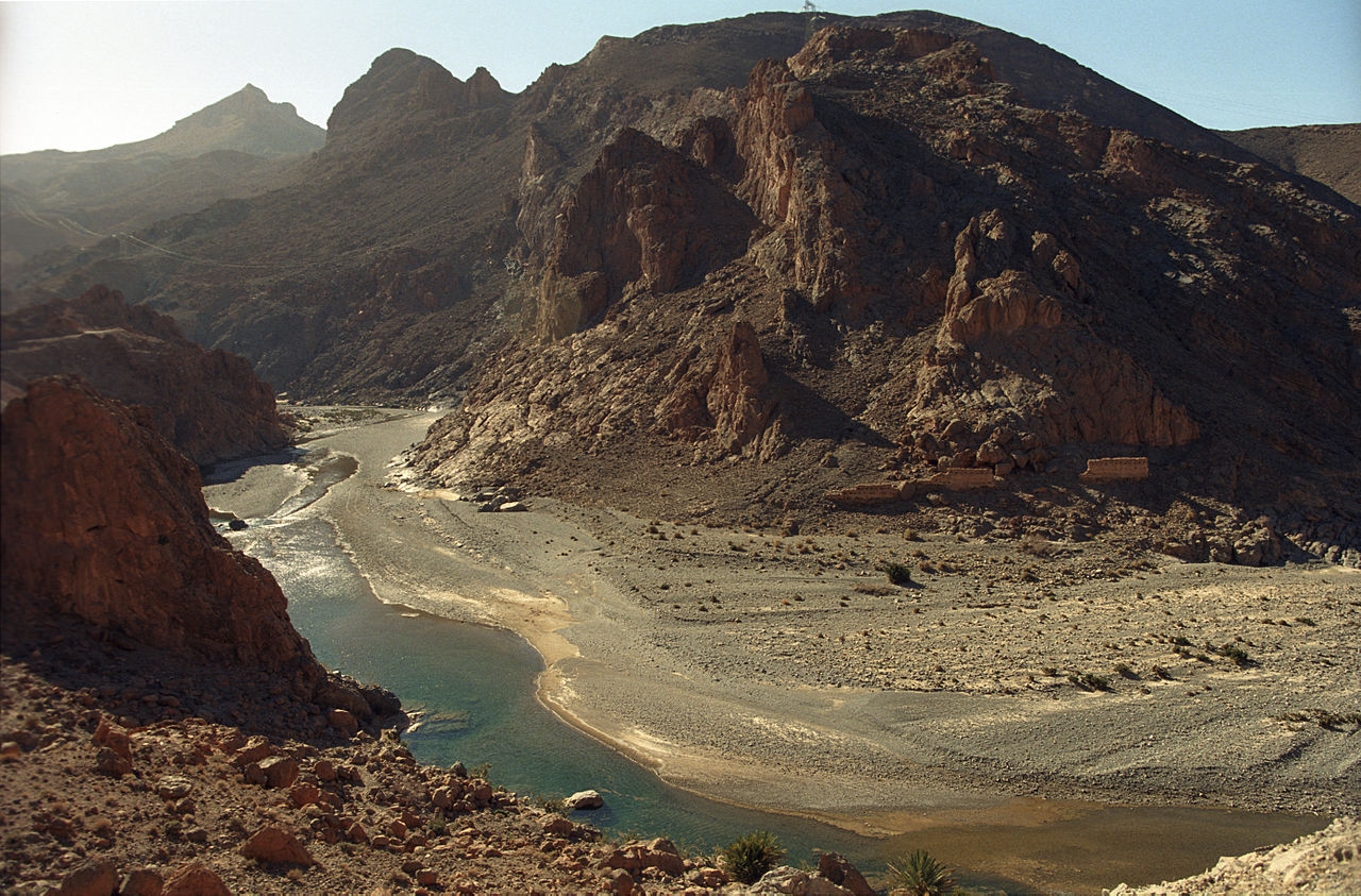 Rieka Ziz tečie dole do Sahary z Vysokých pohorí Atlas
