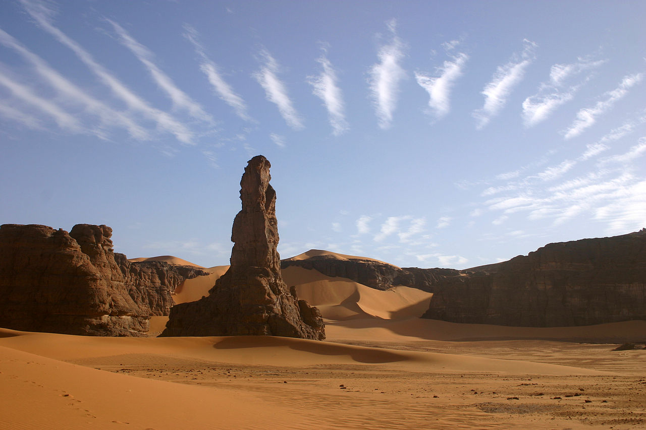 在撒哈拉沙漠的Tadrart Akakus山的不寻常的云彩