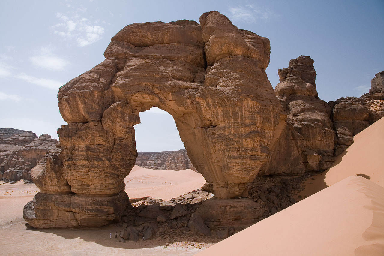 Natuurstenen boog in de Sahara, ten zuidwesten van Libië
