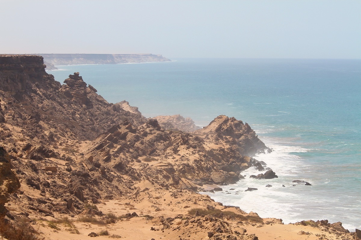 Länsi-Saharan rannikko, ankara aurinko ja lentävät