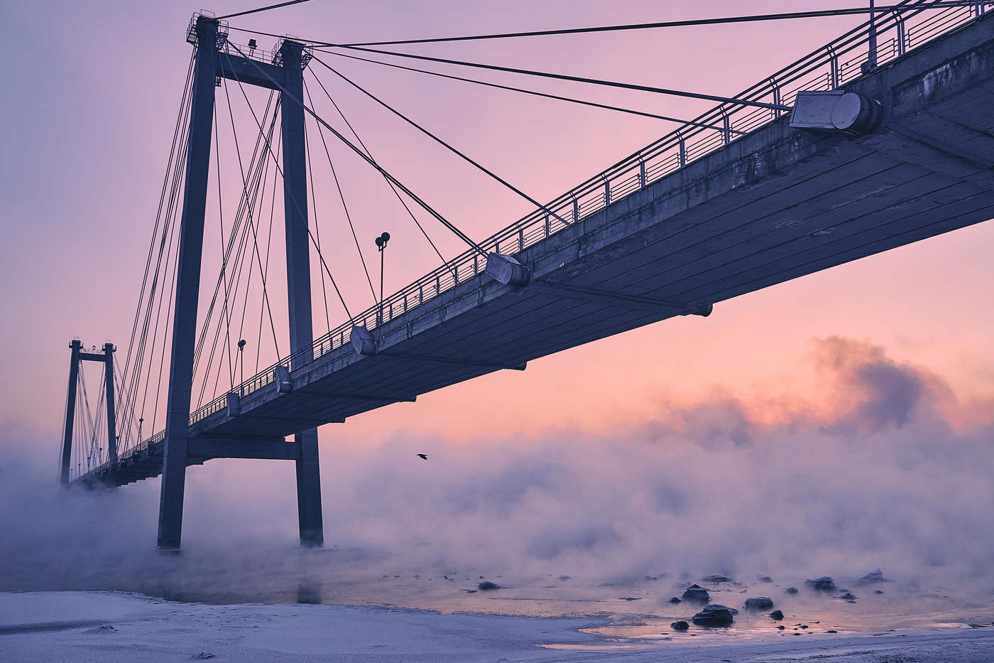Bugnaw nga Enero sa buntag. Cable bridge, Yenisei, -35C