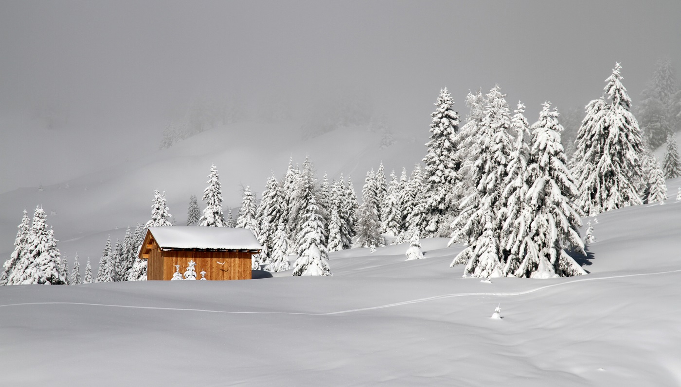 Kabina në male në dimër: një peizazh i bukur