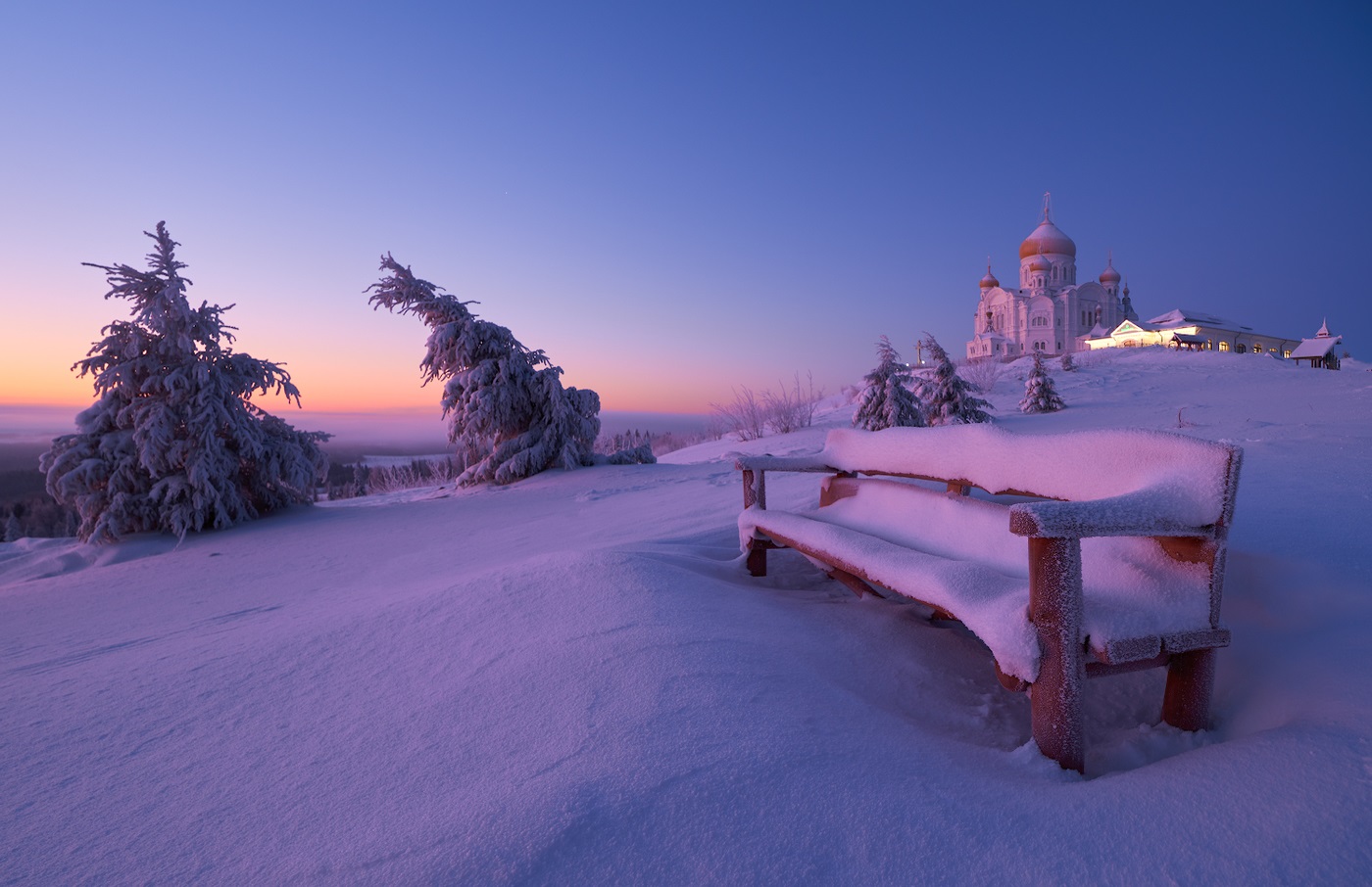 ზამთრის მზის ამოსვლა თეთრი მთაზე