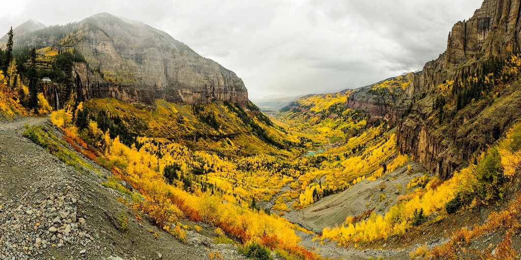 Cañón en las montañas en el período de otoño dorado