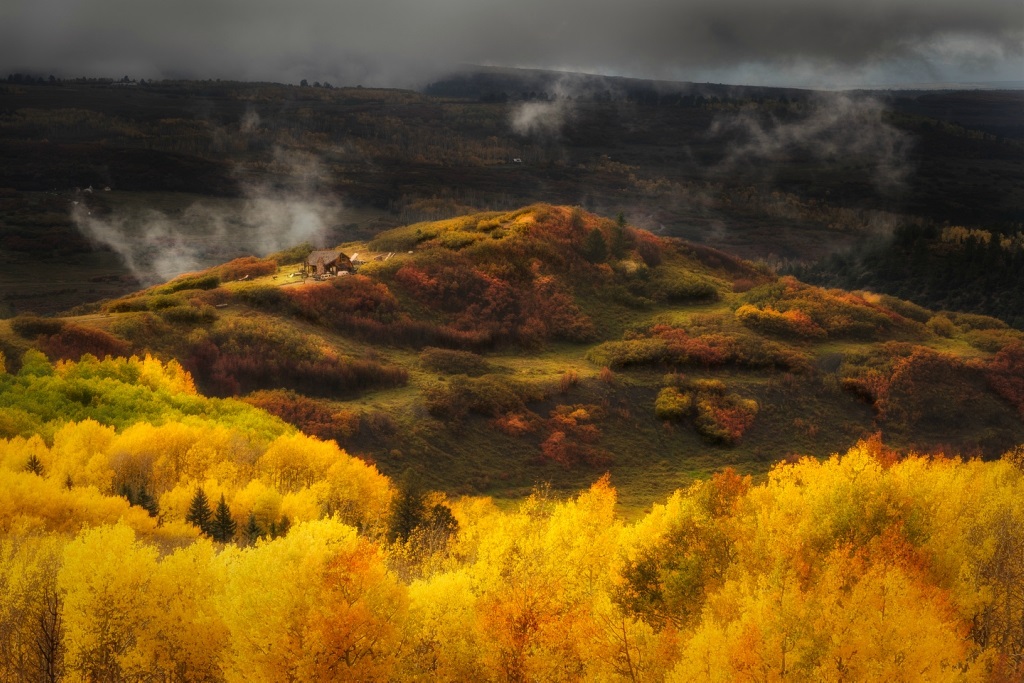 Soirée au moment de l'automne doré dans les régions montagneuses