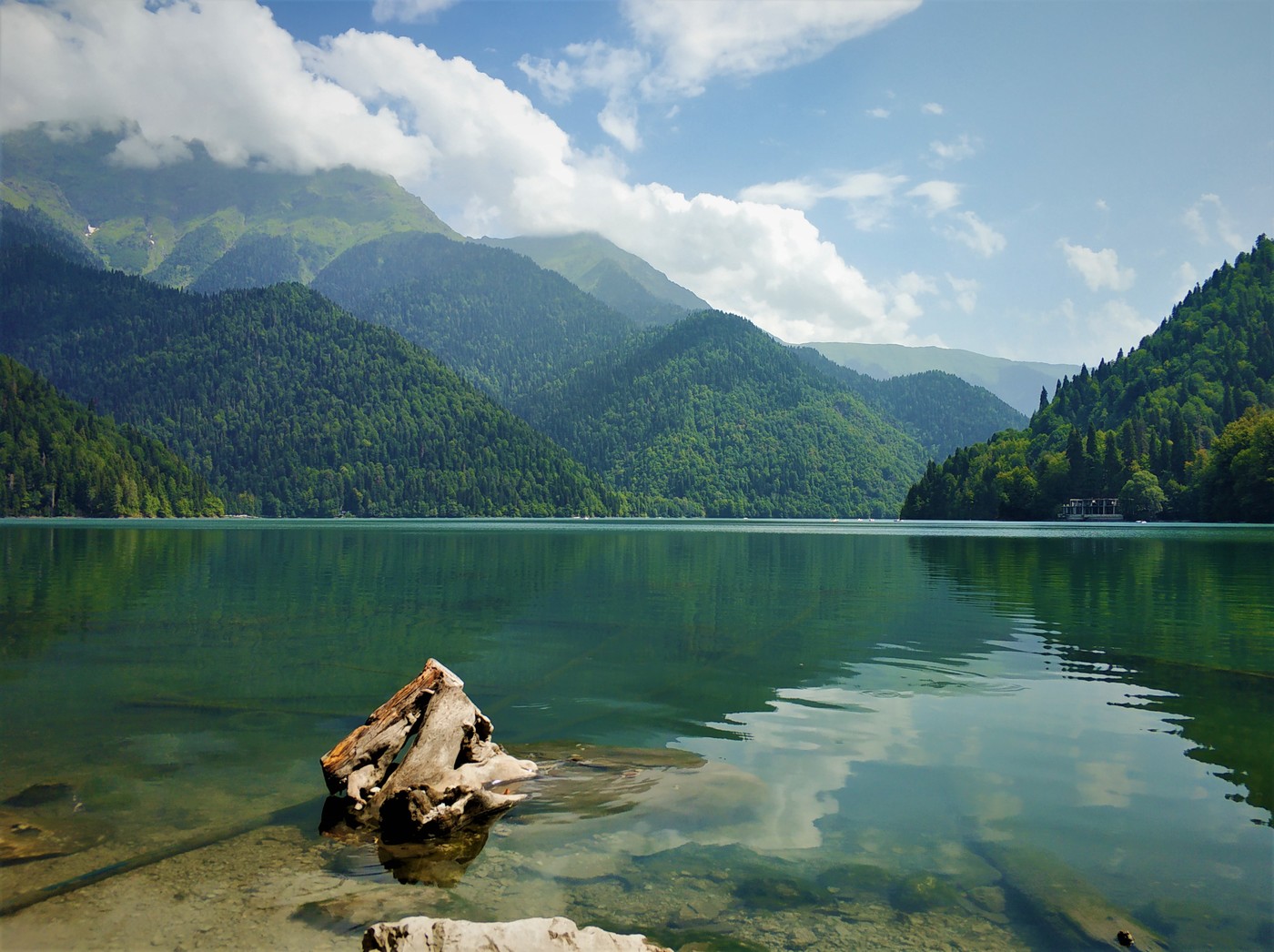 Lake Riza oo ku taal Abkhazia