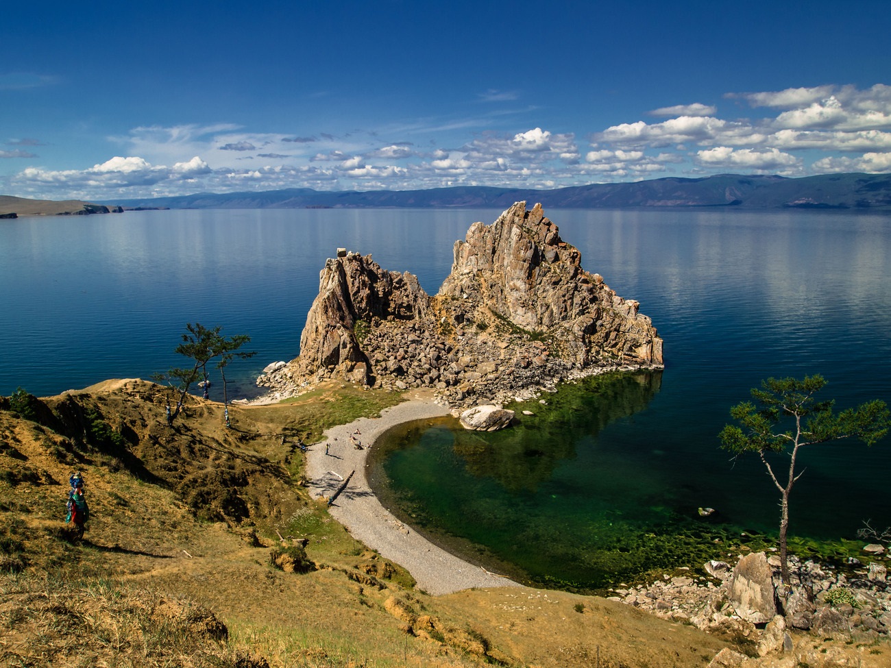 Bajkal, ostrov Olkhon, mys Burkhon, skaly Shamanka
