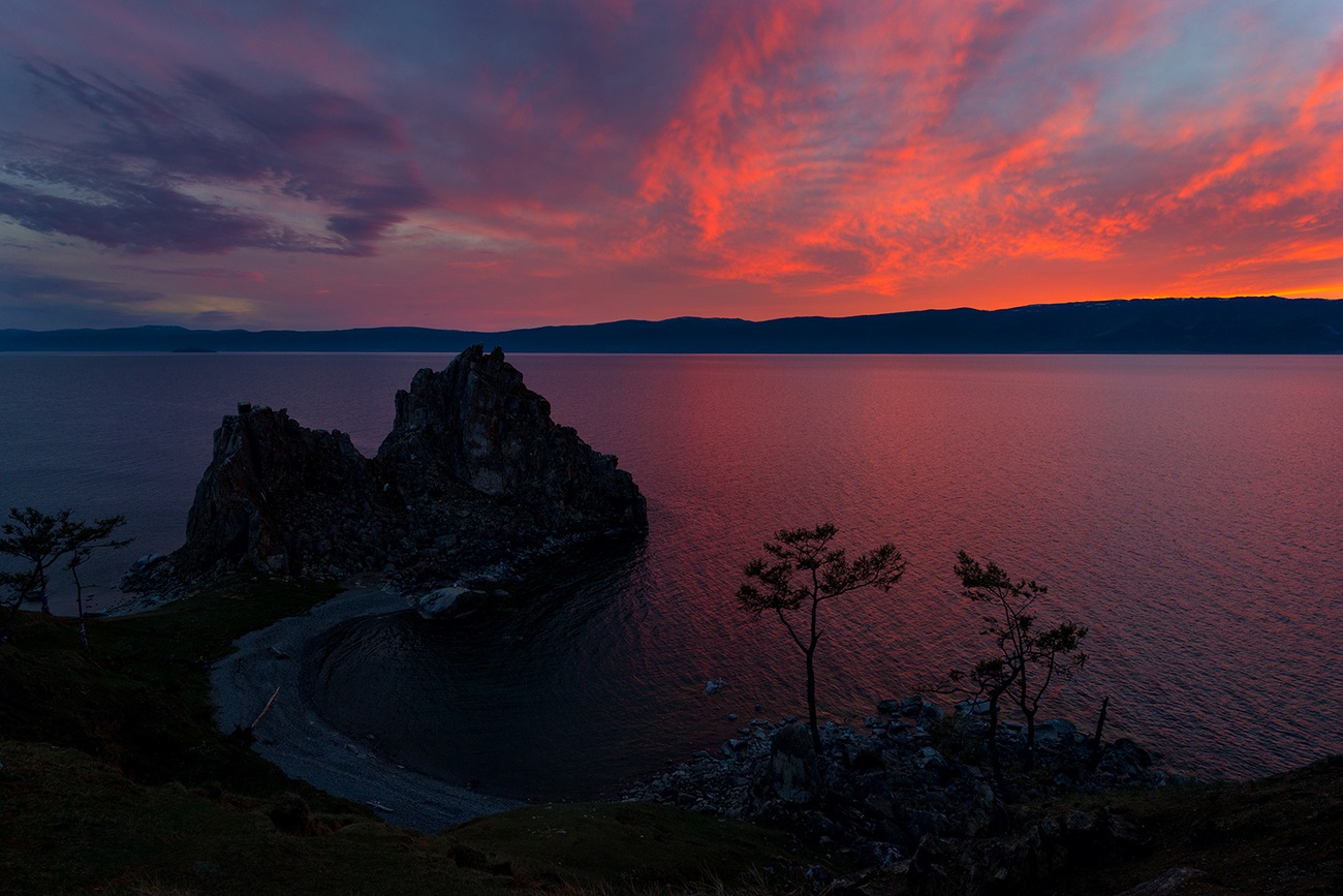 Fotografia lui Baikal, apus de soare pe Shamanka, Insula Olkhon