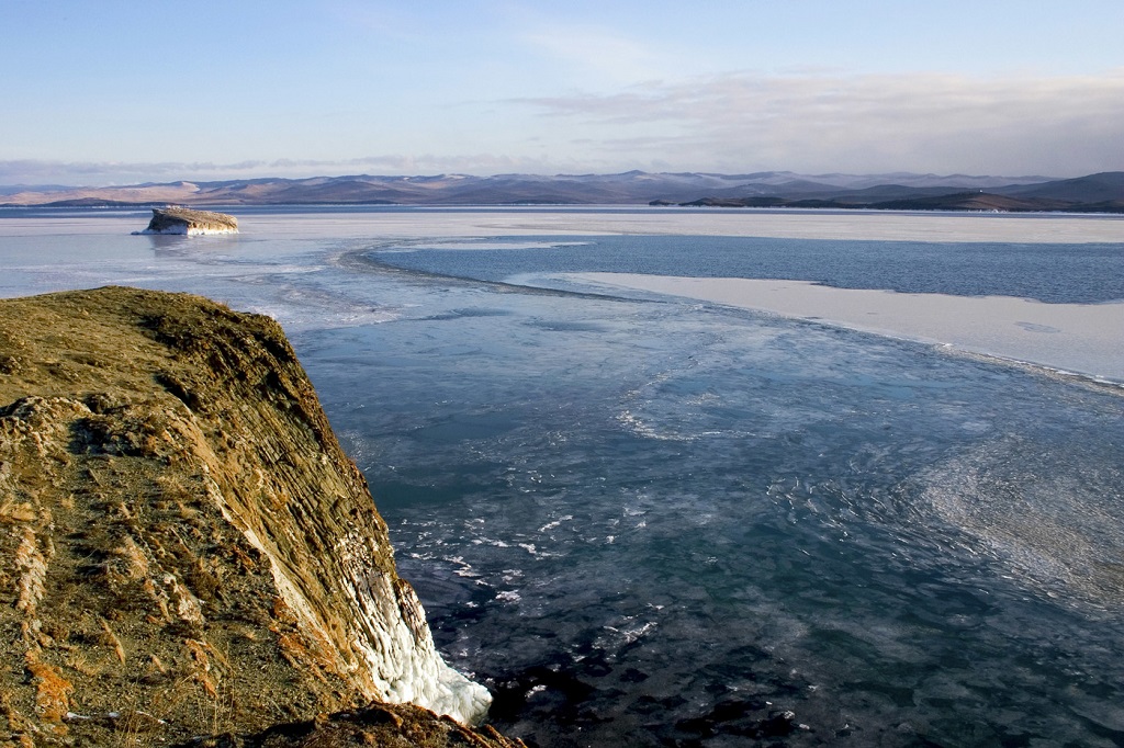 Vintermosaik på Baikalens lilla hav