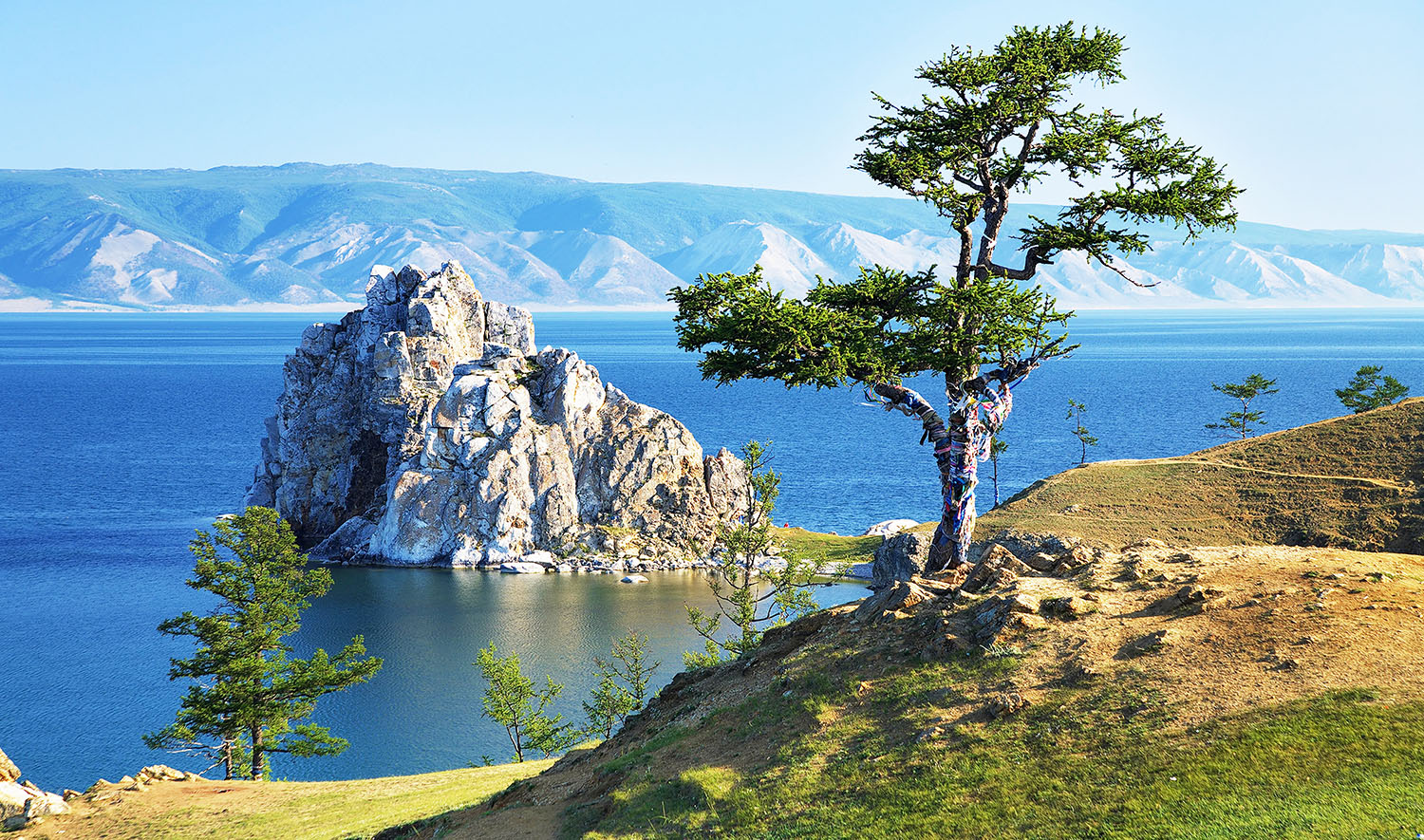 Baikalmeer: ​​Shamanka-rots op Alder Island - die grootste eiland Baikal