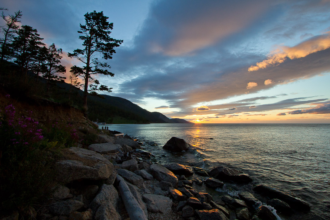 Vista del mattino sulla riva del Baikal
