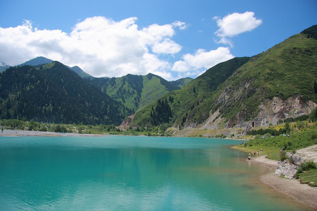 Zdjęcie jeziora Issyk-Kul: wybrzeże i góry