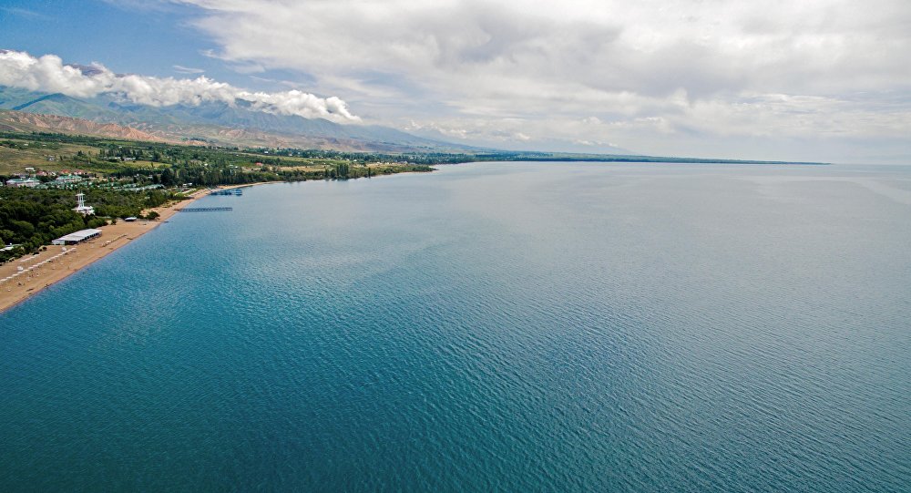 Vue aérienne du lac Issyk-Koul