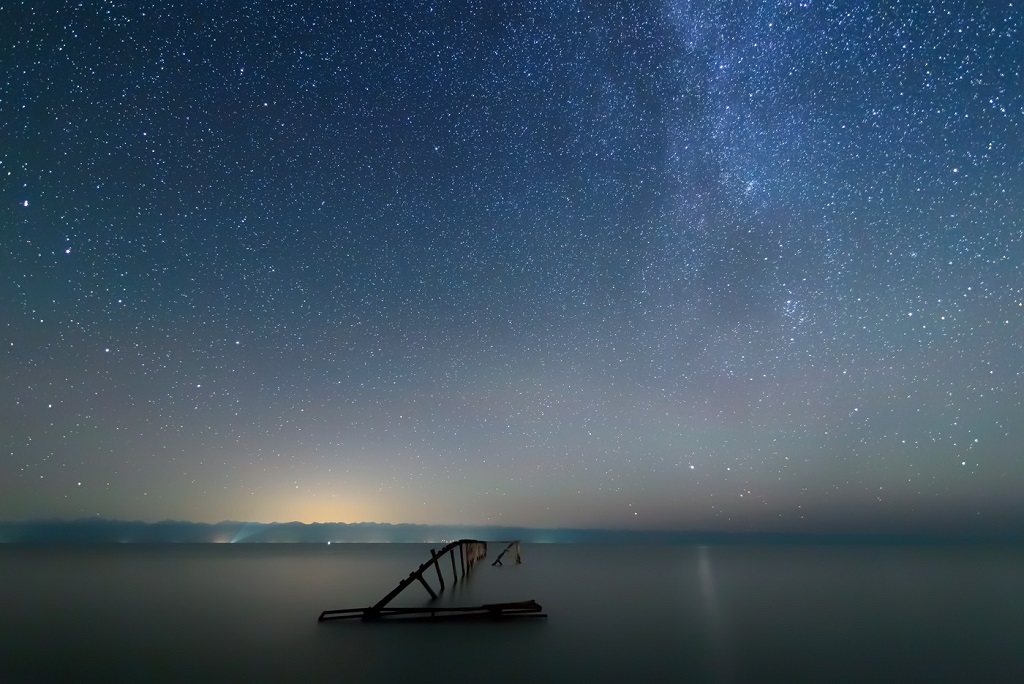 Lago Issyk-Kul di notte