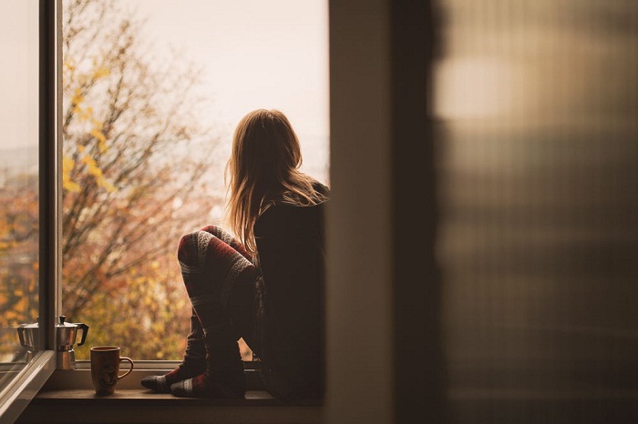 Fotografia dziewczyna przy oknie z powrotem
