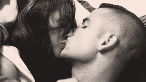 GIF picture: kiss