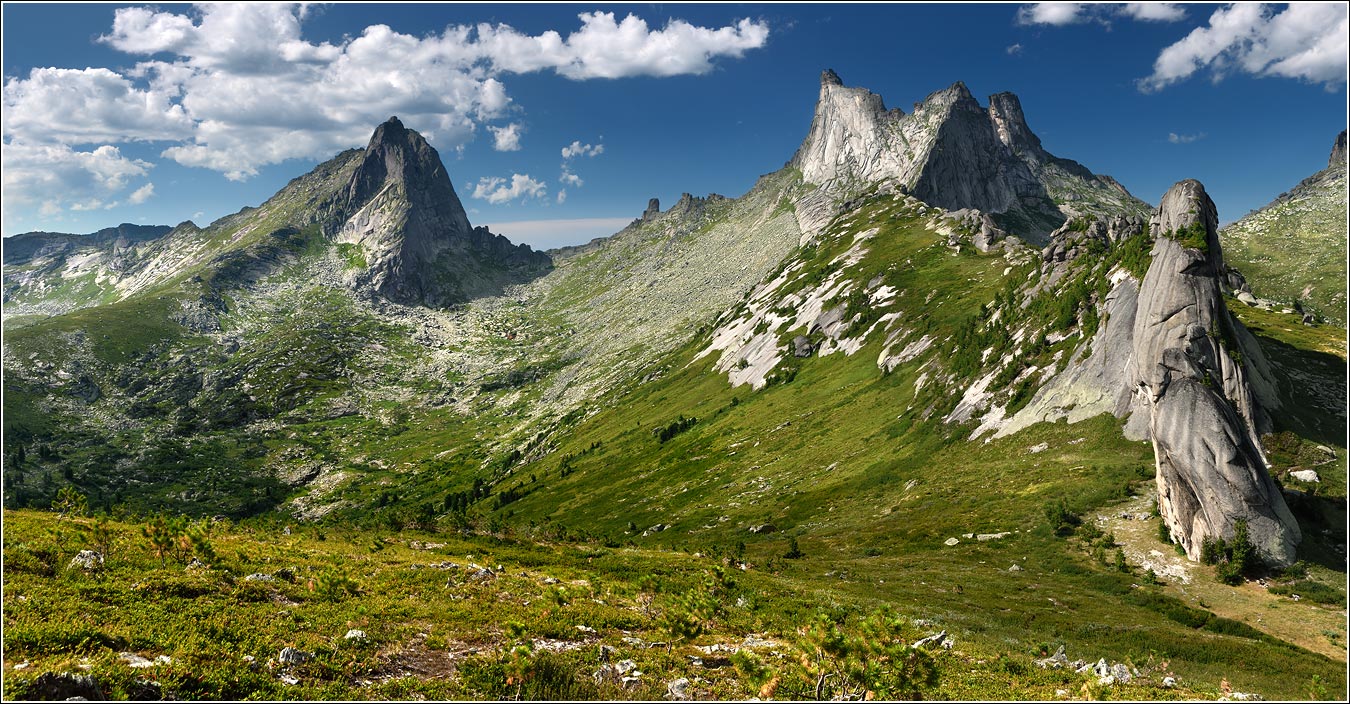 Naturpark Ergaki, Western Sayan, Panorama auf (von links nach rechts) Gi...