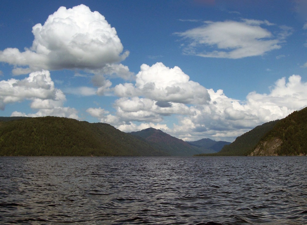 Езерото Teletskoye - най-голямото езеро в Алтай