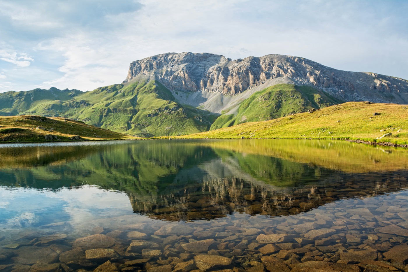 Reflexo de uma montanha em um lago
