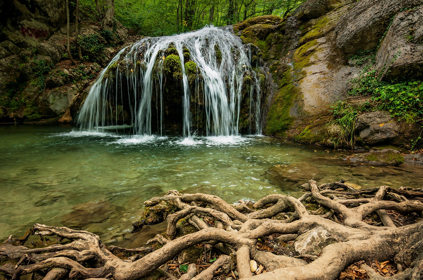 Waterfall sa usa ka dapit sa Crimea