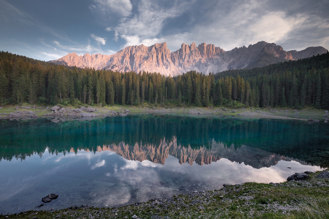 ทะเลสาบ Carezza (Lago di Carezza), Dolomites ภาคเ...