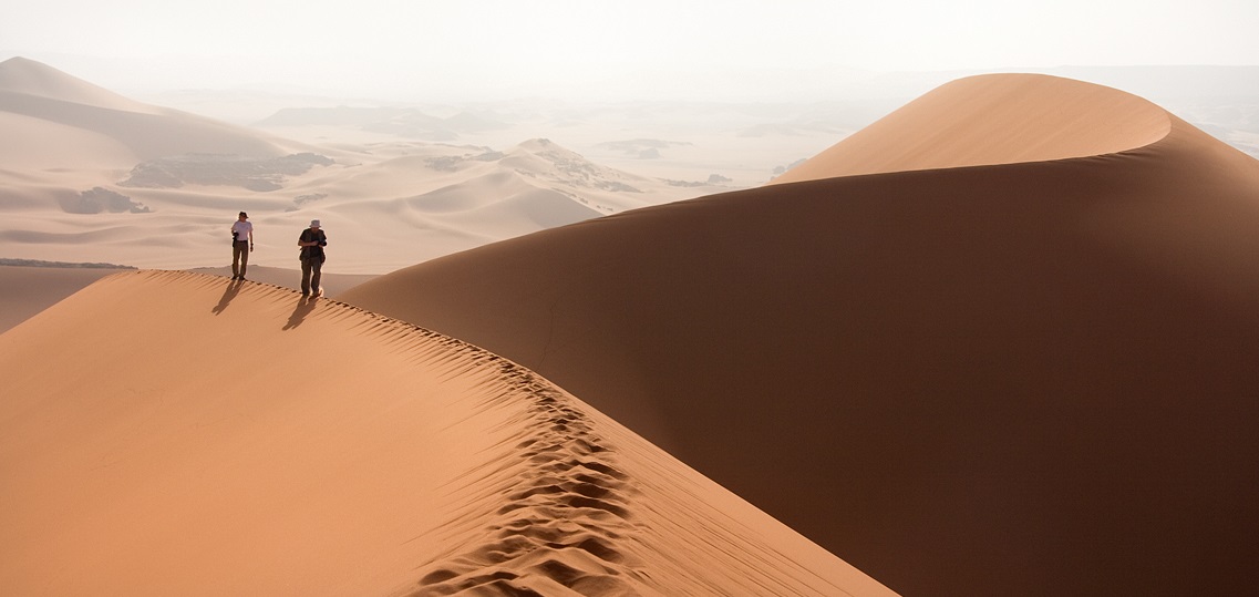 Ang Dune Tin Merzouga, 100 metro ang taas, ay naghahati sa dalawang bansa - Algeria at Libya