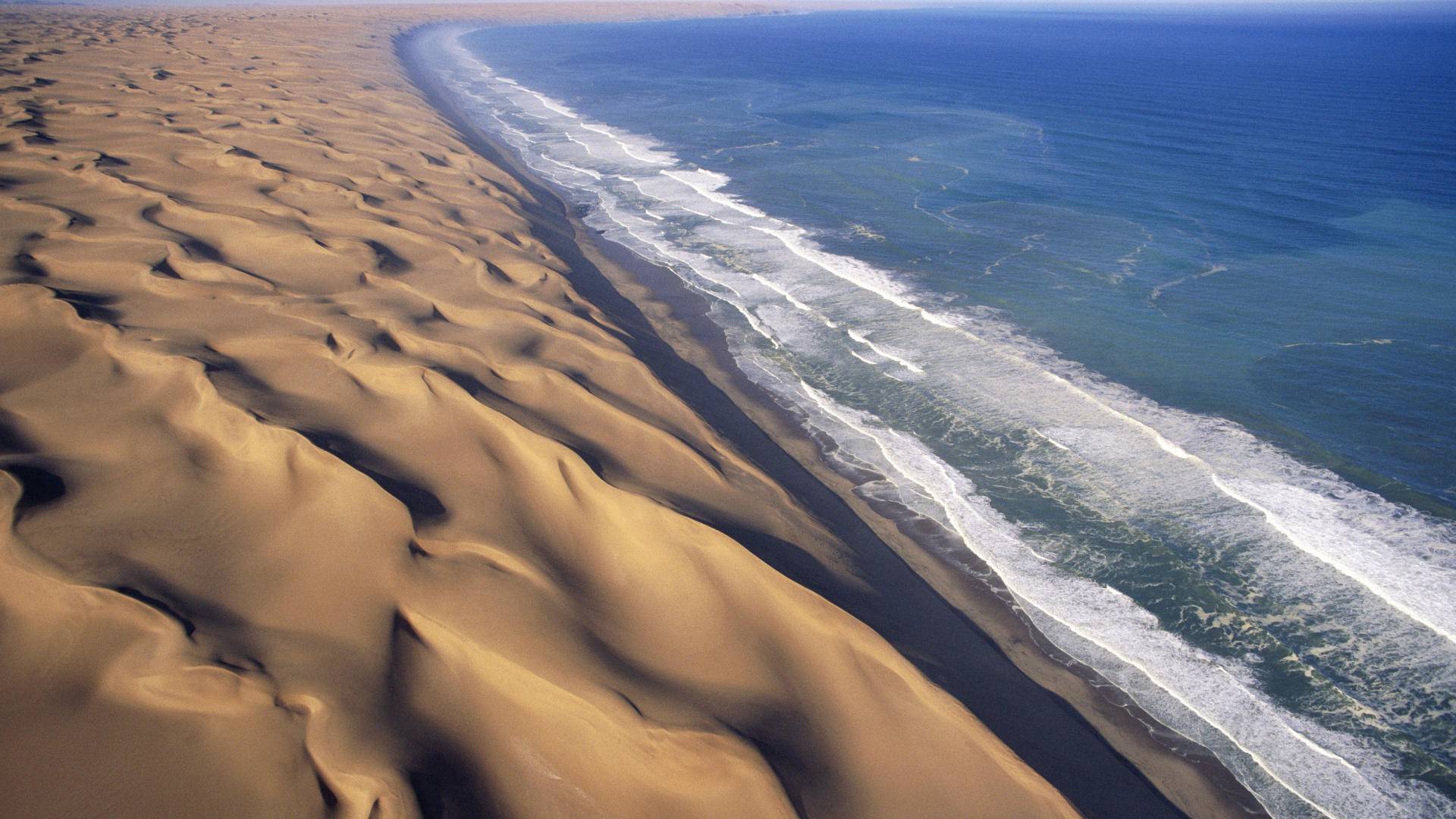 Desert Namib: cyfarfod gyda'r môr