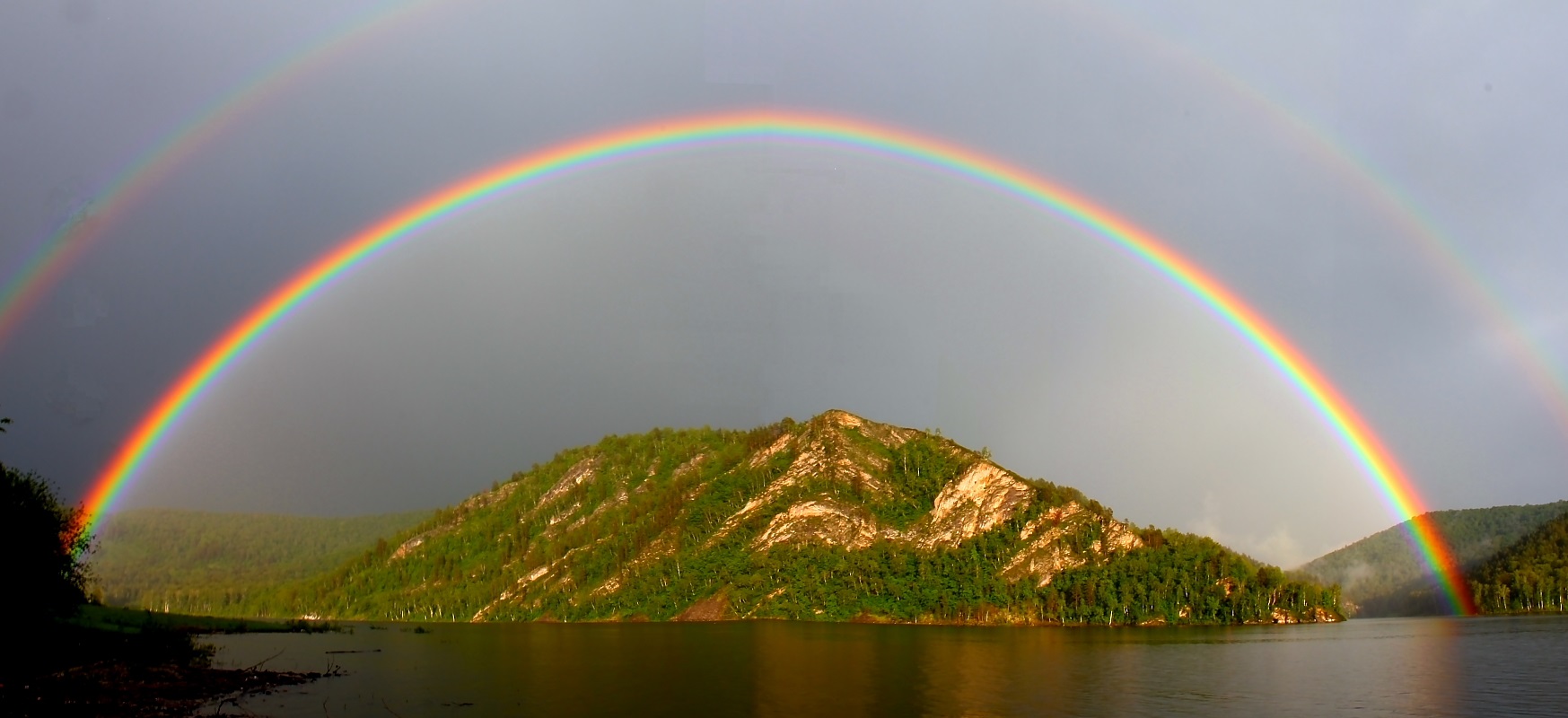 湖で山の上にダブル虹