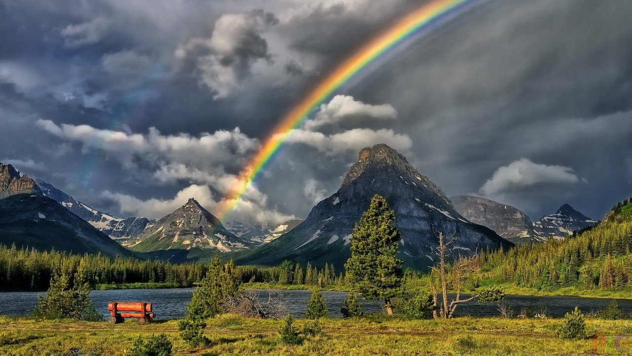Kaunis kuva: sateenkaari viehättävällä paikalla vuoristossa