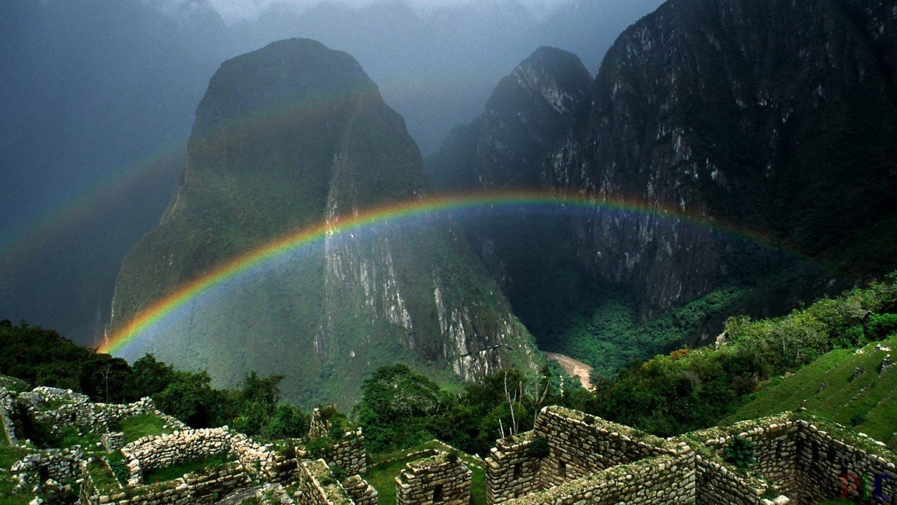 Pelangi di Machu Picchu