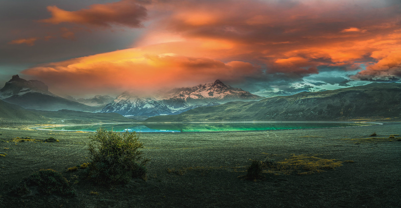 Hermosa foto de l'alba sobre un llac de muntanya