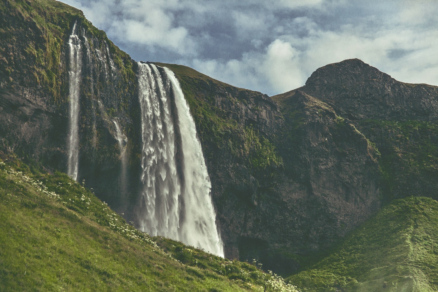 Vista della cascata di Seljalandsfoss, Islanda