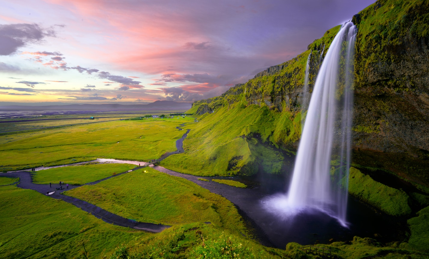 Seljalandsfoss - daya daga cikin shahararrun ruwa a Iceland