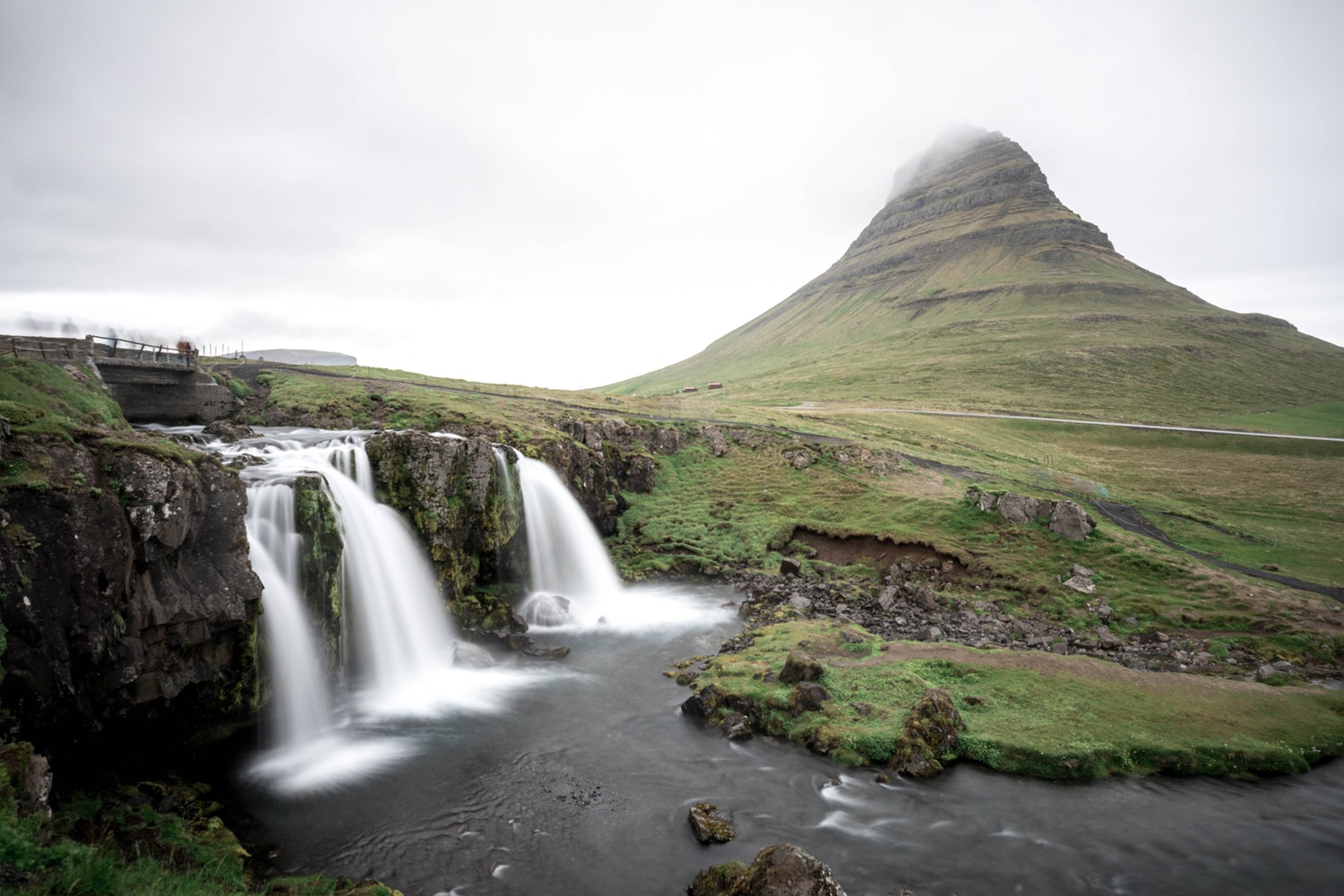 在Grundarfjordur附近镇的一个小瀑布在冰岛