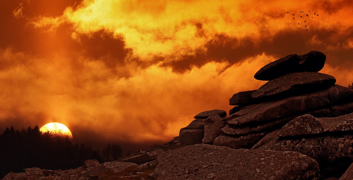 Foto do sol: pedras no fundo das cores do céu ao pôr do sol