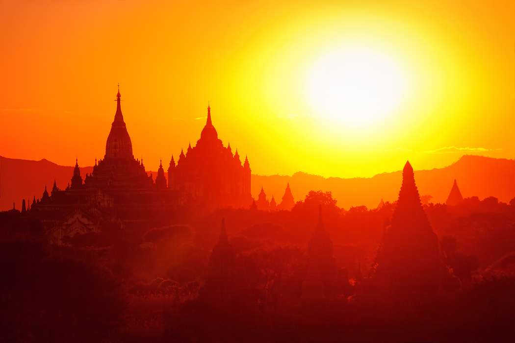 Eden največjih arhitekturnih kompleksov v Aziji - Bagan v Burmi (Mjanmar) ob sončnem zahodu