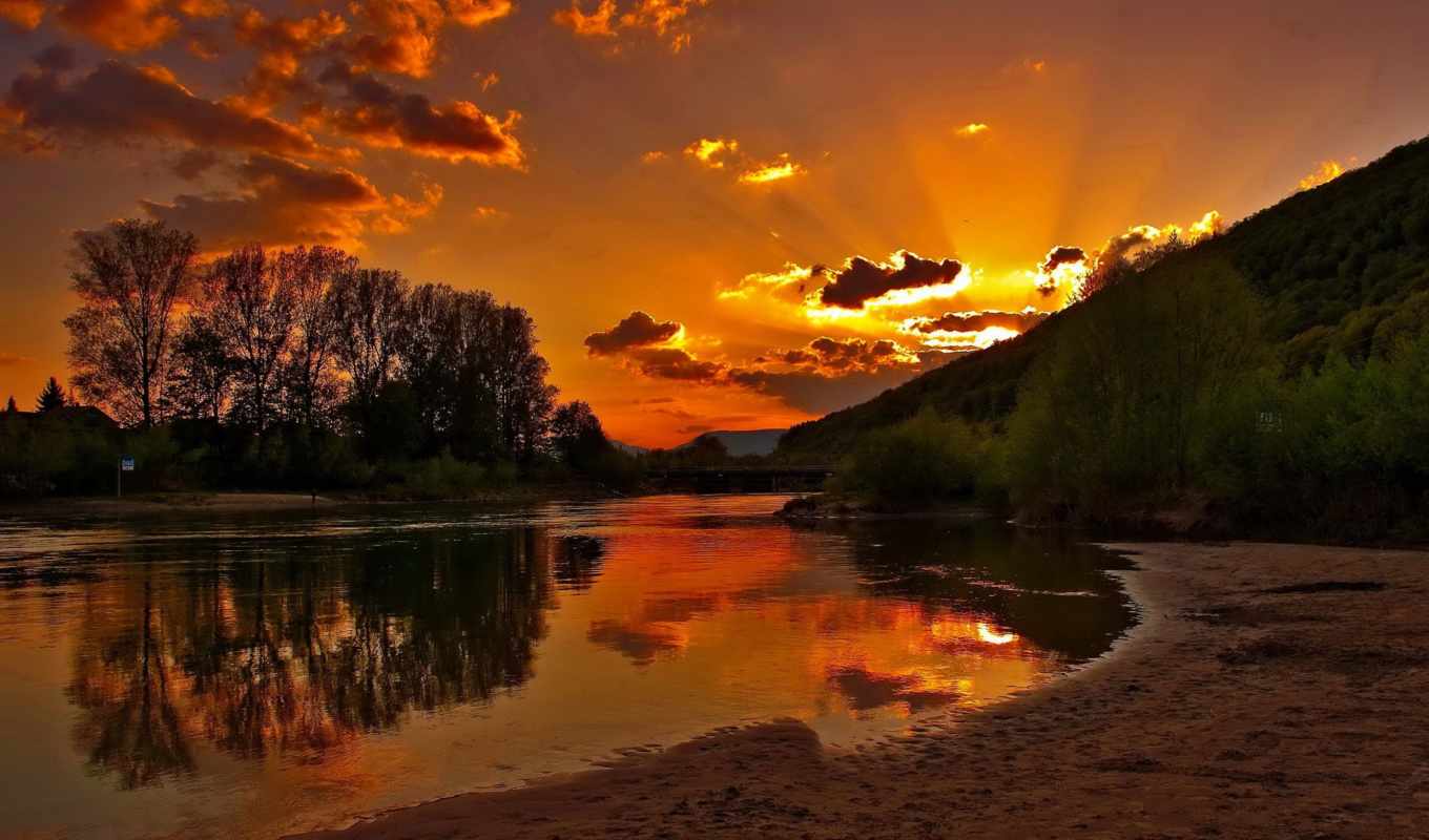 Šareni zalazak sunca u prirodi uz jezero