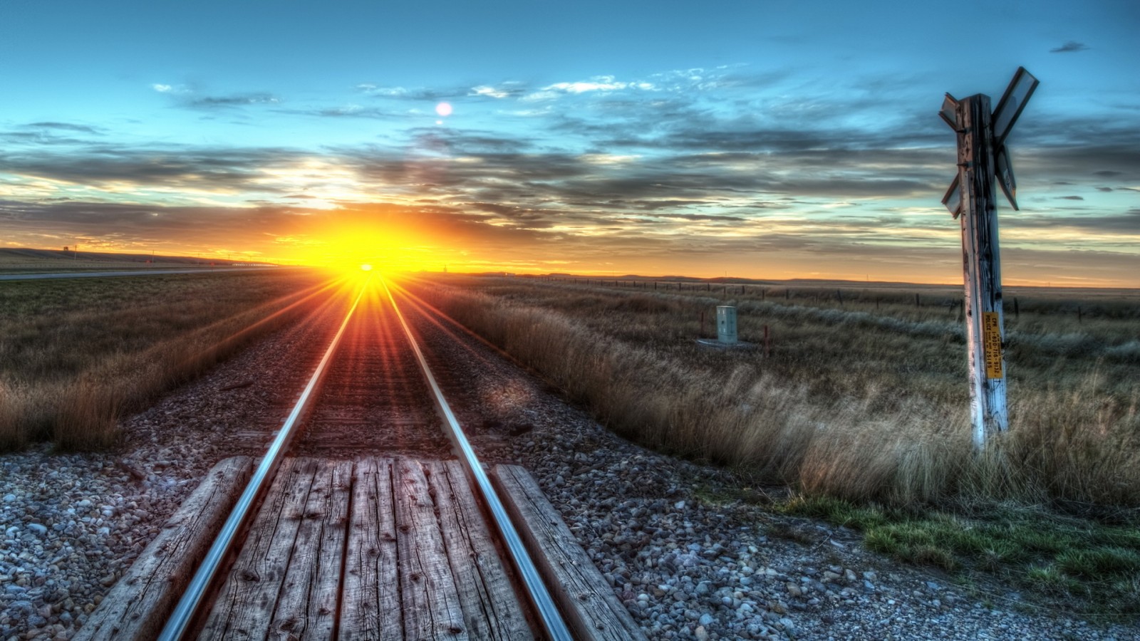 Foto artística das ferrovias indo para o sol poente