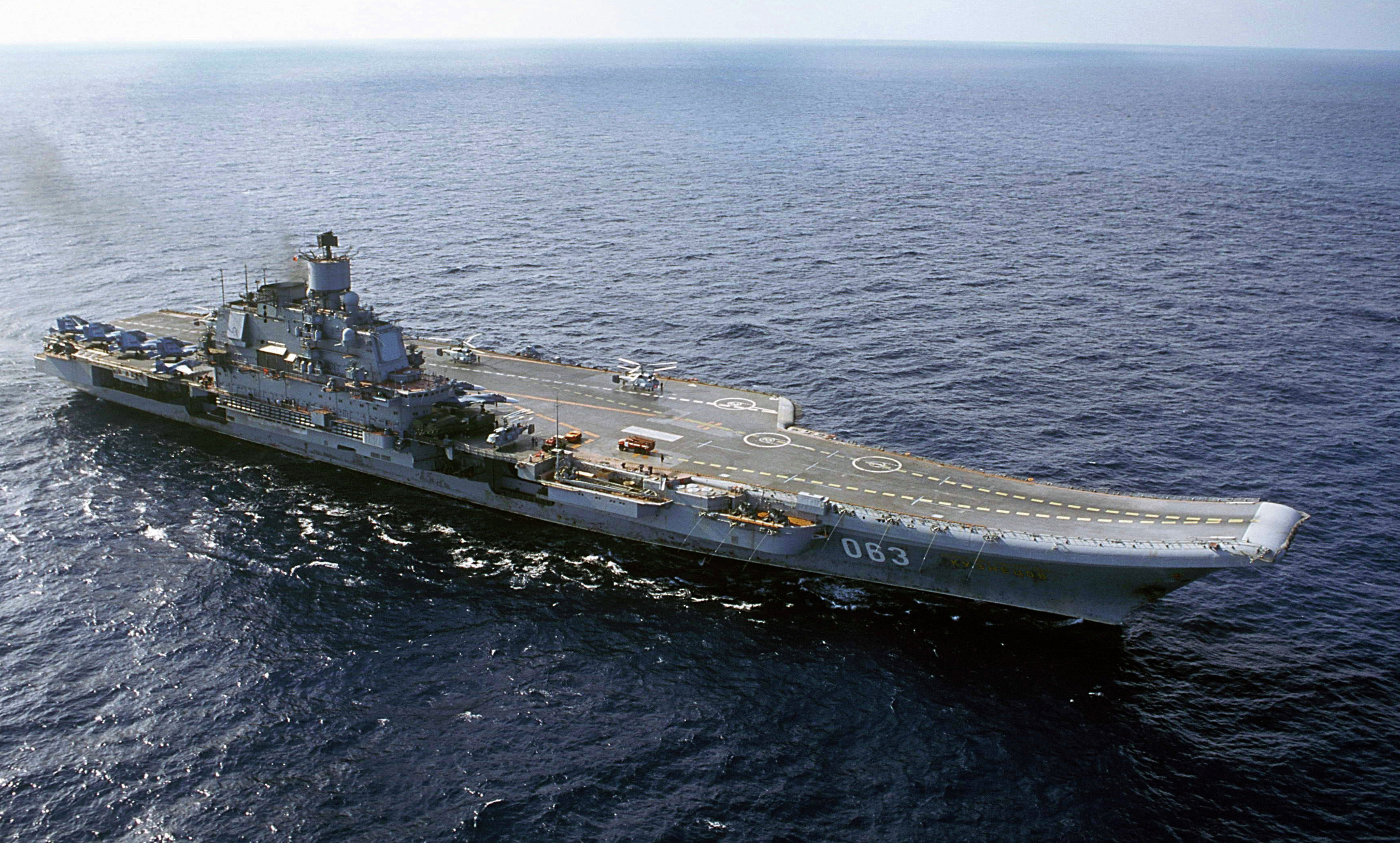 Het vliegdekschip "Admiral Kuznetsov" in de zee