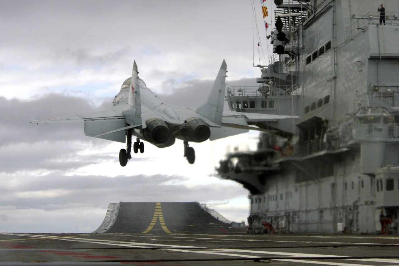 MiG-29K flechtet ôf fan 'e plaat fan' e fleantúch "Admiral Kuznetsov"