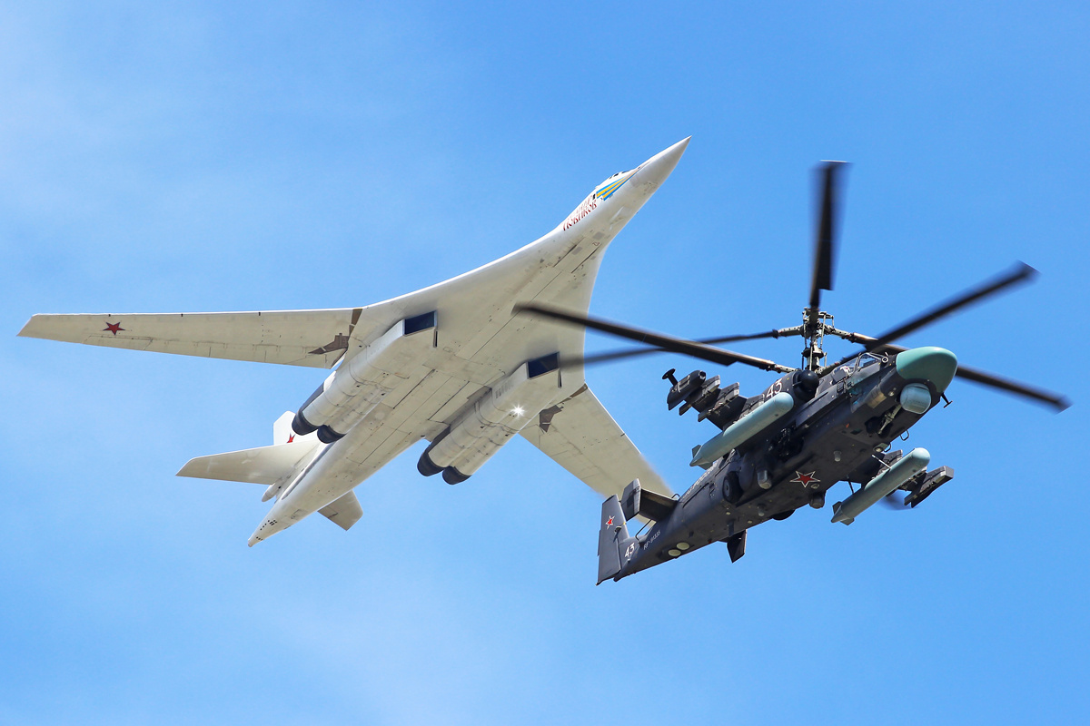 Ka-52 "Alligator" a Tu-160 bombardér "White Swan"
