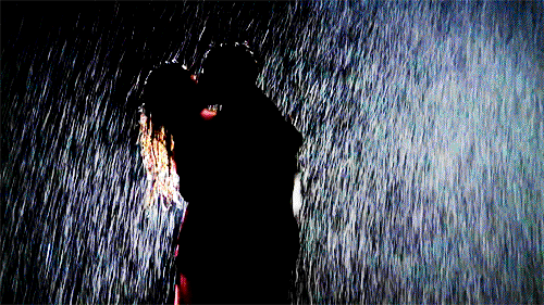 Gif նկարը համբուրում է անձրեւի տակ