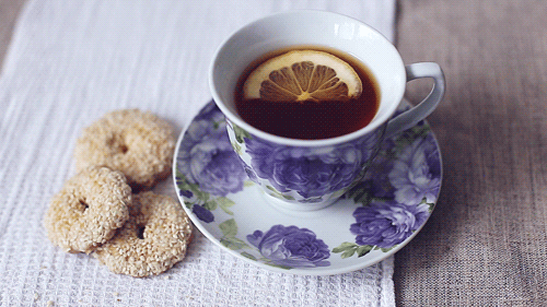 GIF paveikslėlis arbata su citrina ir sausainiais