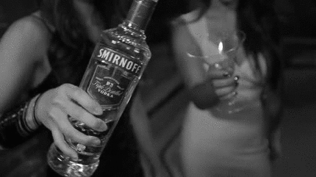 GIF slika: mladi alkoholičari i votka