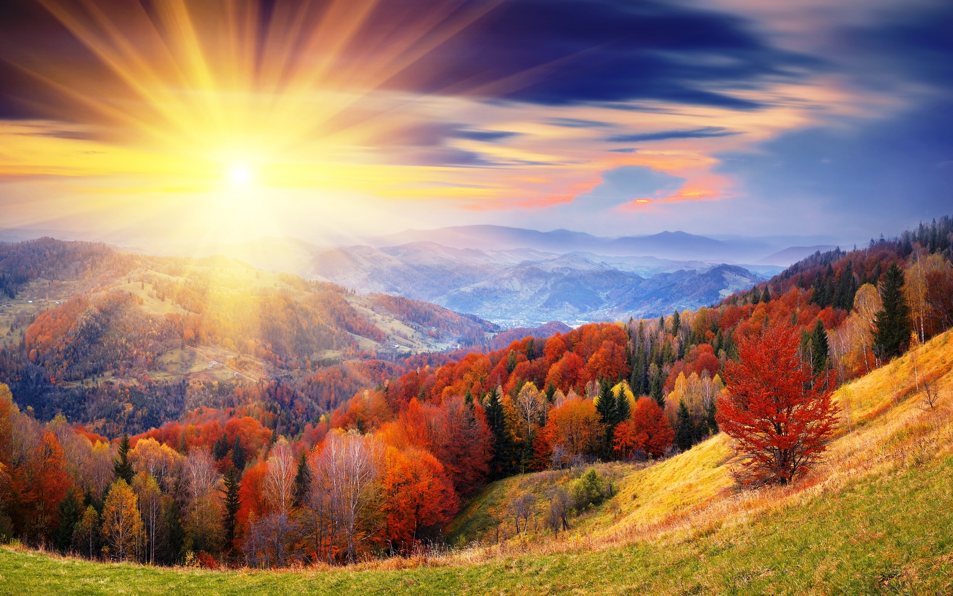 Gyönyörű ősz: naplemente a hegyekben