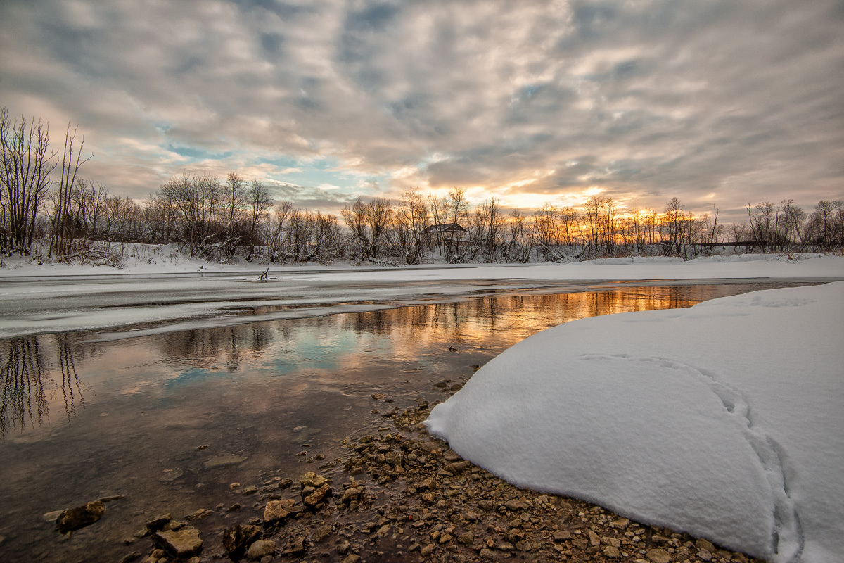 Снимки на зимата: залез през реката през зимата