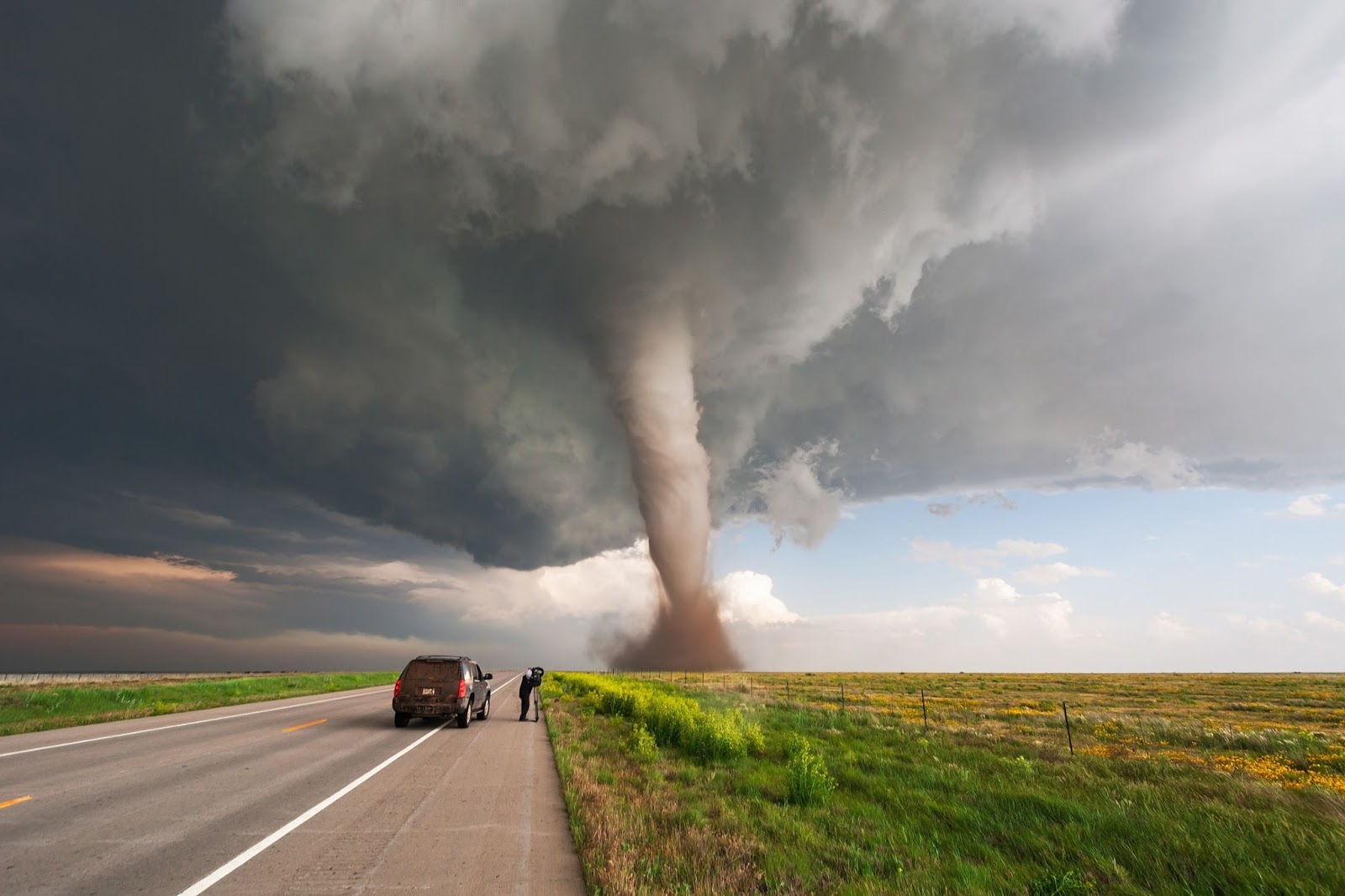 Foto: Tornado an der Straße