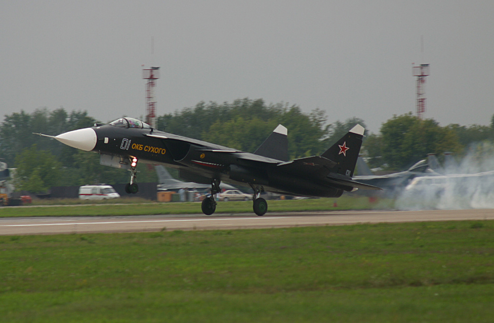 Su-47“金鹰”在MAKS-2003
